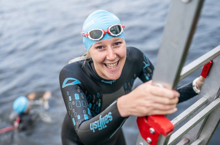 Deelnemers zwemmen in Stavoren voor hersenonderzoek tijdens Swim4Brains, een zwemweekend in augustus 2026.